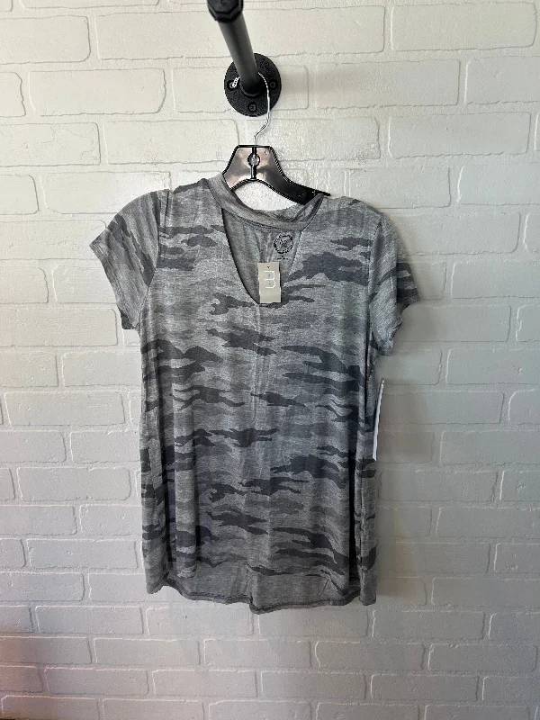 women's tops for those who want to add a touch of elegance and sophistication to their everyday wearTop Short Sleeve Basic By Maurices In Grey, Size: M